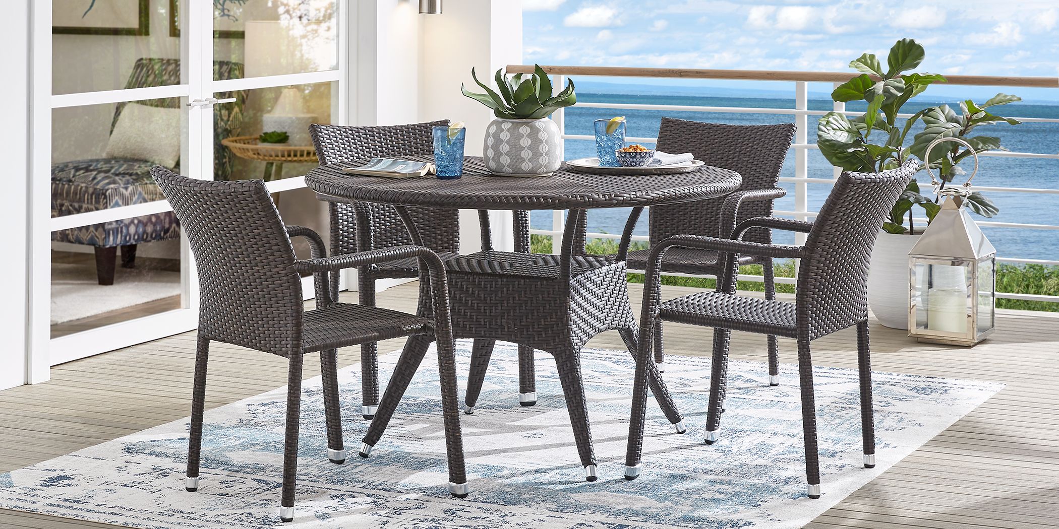 Round wicker best sale table and chairs