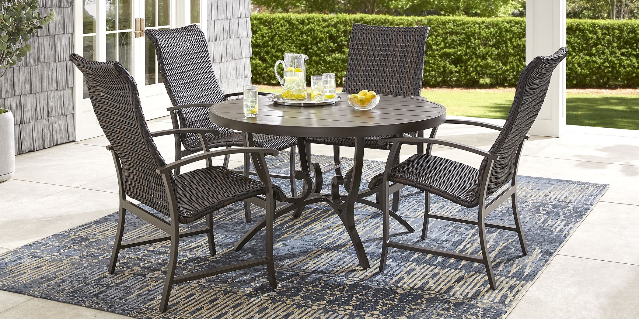 Round table store patio set